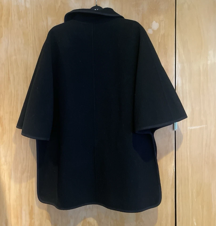 Poncho con cuello de lana TALBOTS abotonado negro talla mediana talla grande Foto 2 de 2