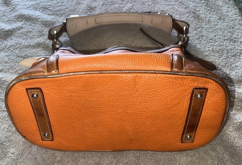 Dooney & Bourke Hobo-Schultertasche Harrison orangefarbenes Kiesel-Leder brauner Besatz - Bild 4 von 17