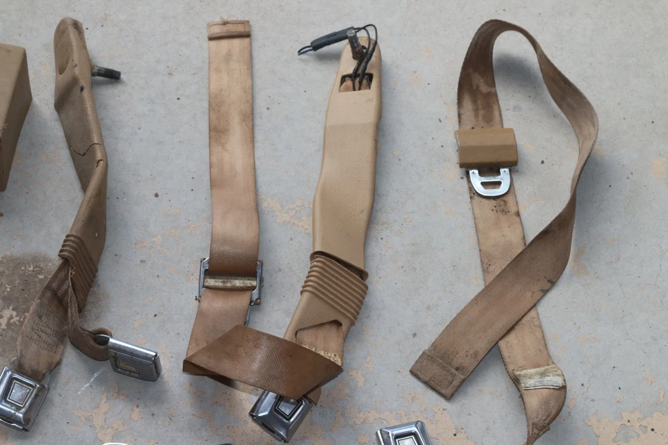 Cinturón de seguridad retractor bronceado 86-91 Jeep Grand Wagoneer Foto 3 de 4