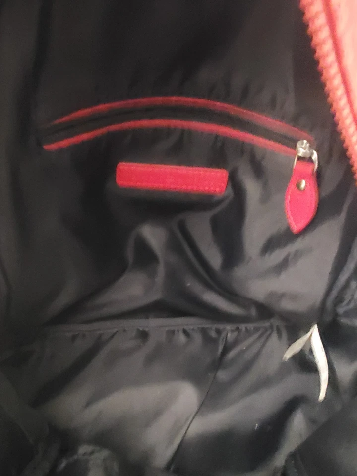 Cartera Mochila Roja Marca Tommy Hilfiger con Estampado TOMMY. Foto 4 de 4