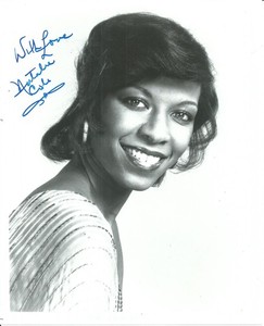 NATALIE COLE THIS WILL BE. . GREAT VINTAGE SIGNED AUTOGRAPH PHOTO d. 2015