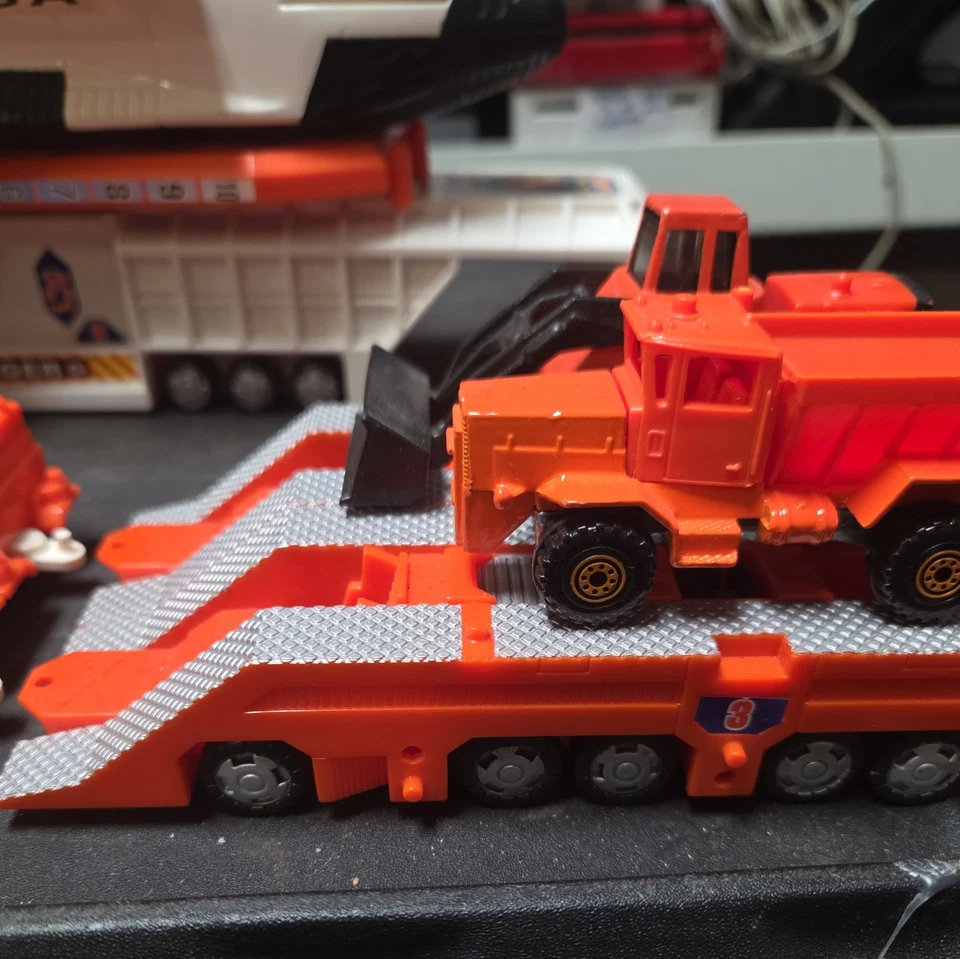 Vintage Hot Wheels Mega-Rig Space Shuttle Transporter 1997 16 Pieces Lot - Image 2 of 4