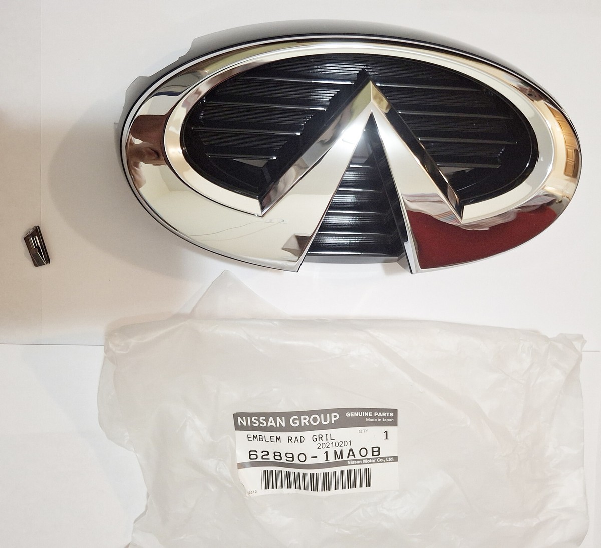 for Infiniti y51 m37 m50 front grill emblem 2010-2014 genuine oem