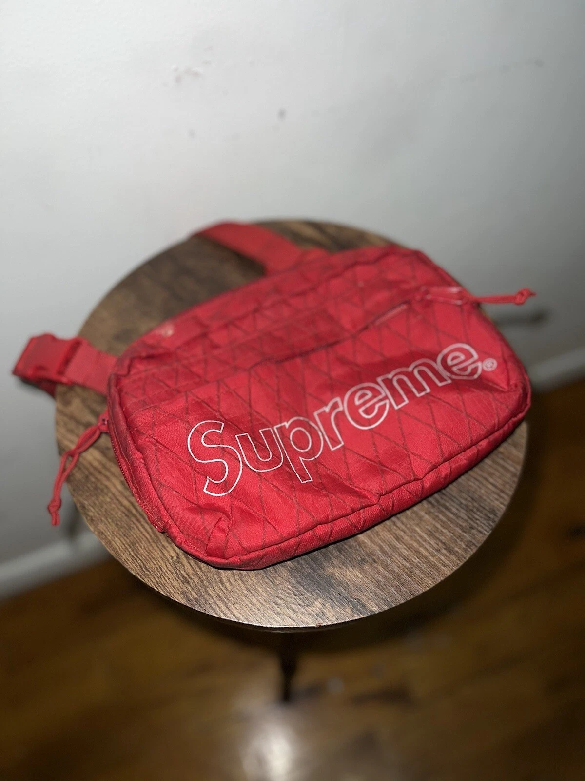 Sac bandoulière imprimé logo Supreme rouge