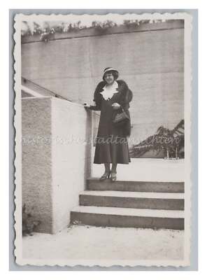 Woman at 27 years old 'In love your pummel' - old photo 1933