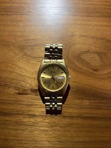 Vintage Seiko, Quartz, Day Date, President 7N43-8111, Gold, needs battery