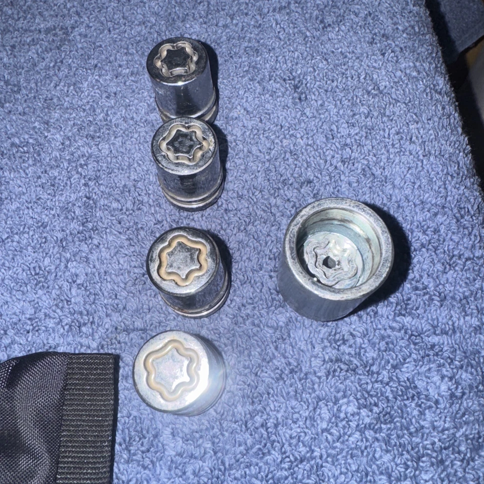 Llave de bloqueo de rueda Honda CR-V solo McGard genuina con bolsa con tarjeta de identificación de bloqueo Foto 2 de 4