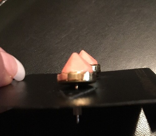 Pendientes de poste Howlite en tono dorado y melocotón REBECCA MINKOFF al por menor $38 - Imagen 4 de 4