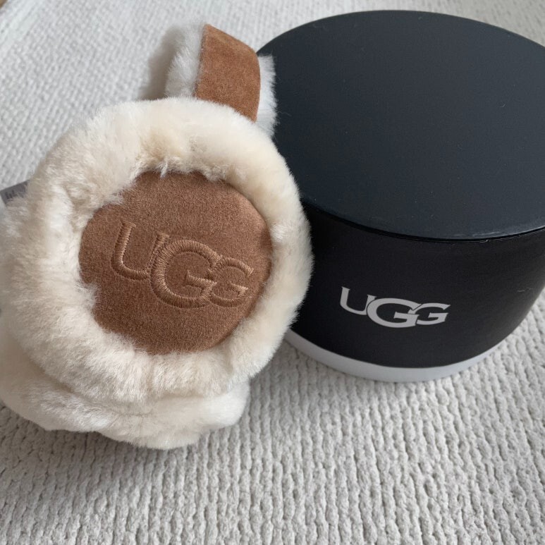 UGG ベージュ　sheepskin embroidery イヤーマフ Amazon | [アグ] シープスキン イヤーマフ ベージュ レディース