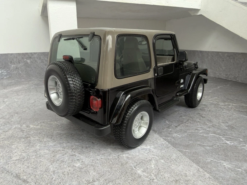 Jeep Wrangler 1/18 Maisto - Immagine 3 di 4