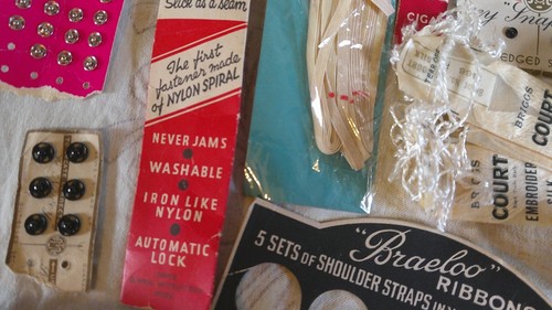 Bundle of Vintage Sewing Items Thread Tape Measures Zip Silk Press Studs PROP - Picture 12 of 15