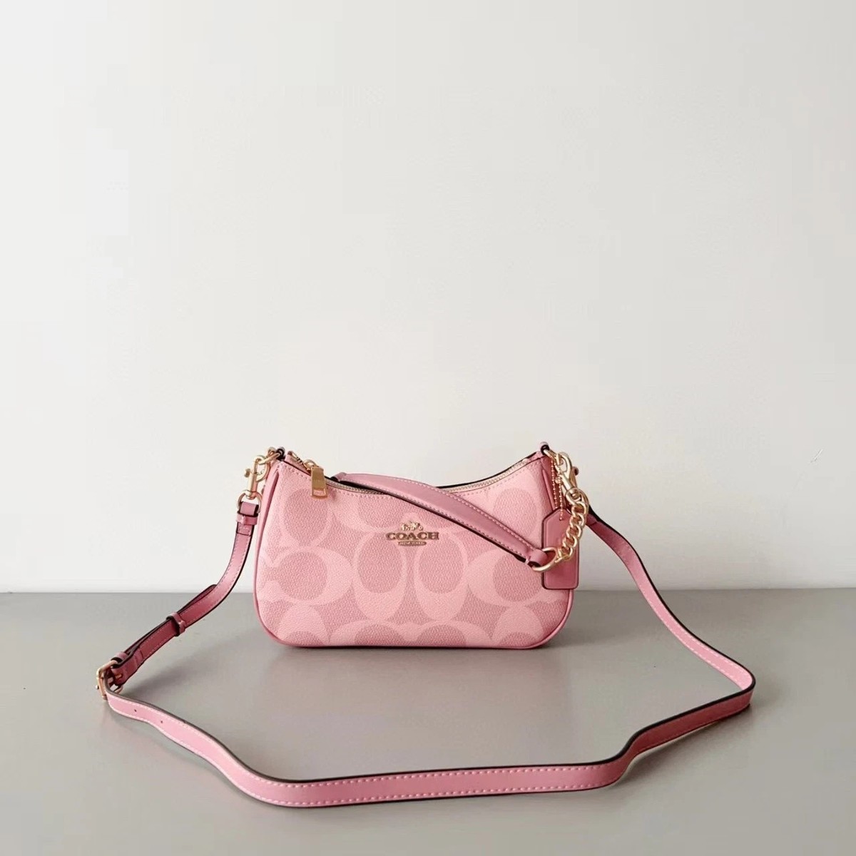 COACH ピンク ロゴ入り ショルダーバッグ CAL51 Coach Teri Shoulder Bag In Signature Canvas CAL51 Powder Pink NWT