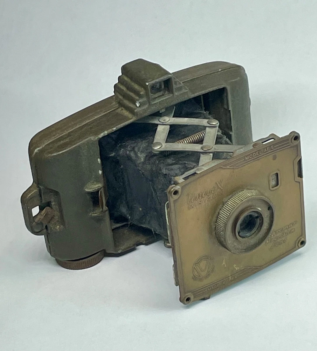 Universal Camera: Univex A 1933. No.00 film, folding finder camera. Plastic body