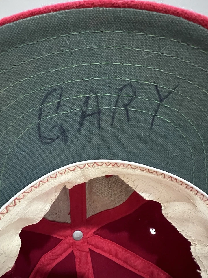 Старинная бейсбольная кепка из красной шерсти с атласной буквой A зеленая нижняя часть белая толстовка - Изображение 2 из 4