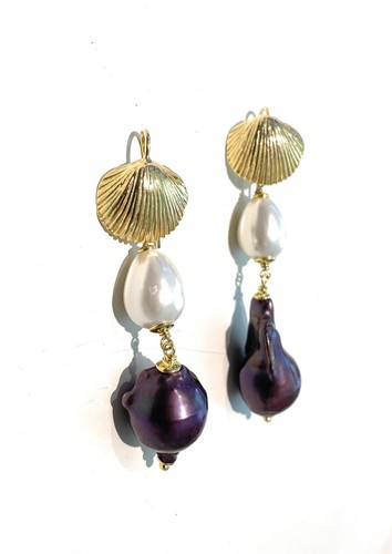 Ohrringe von Wa Jewels am Hammer Muschelform Perle weiß und lila Barock