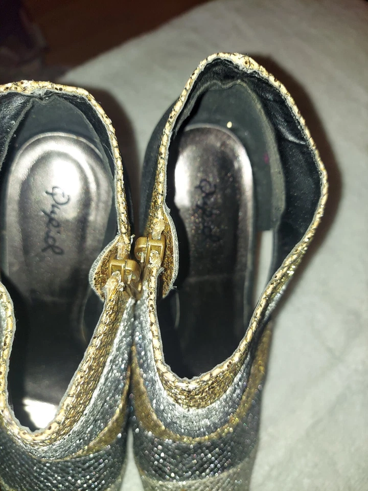 Bombas de aguja Qupid negras doradas y plateadas con plataforma de tela brillante talla 6,5B Foto 4 de 4