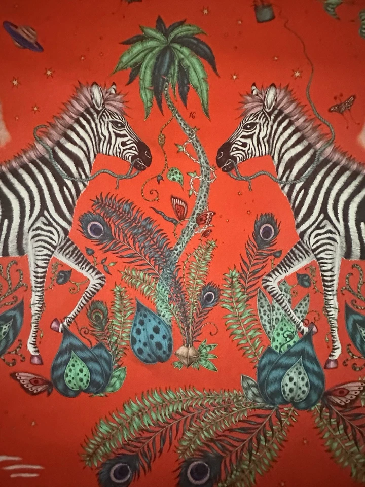 Tela roja satinada Emma Shipley Clarke And Clarke F1484/02.CAC.0 Lost World 2 1/2 Foto 2 de 4