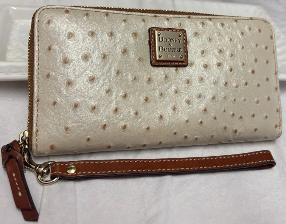 Dooney Bourke Hueso Perlado Avestruz Cuero Repujado Bolso sin asas Cartera Muñequera Foto 3 de 4