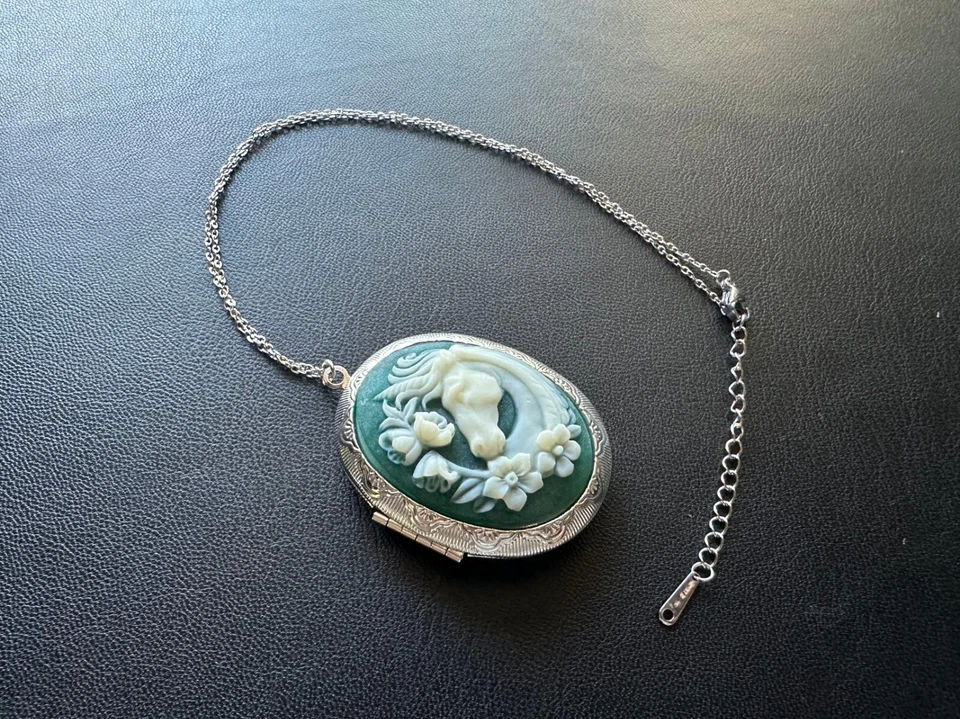 Medallón de caballo camafeo verde colgante ovalado plateado foto medallón collar 24"" Foto 2 de 4