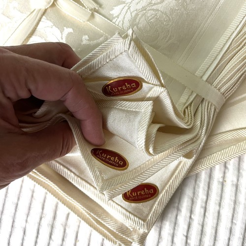11 NEW-UNUSED KUREHA Satin DAMASK TABLE NAPKINS/JAPAN- Red Gold Stickers 19"x19" - Picture 3 of 13