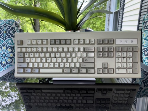 VTG Windows 95 Keyboard KBD-WIN95 AT/XT Computer Keyboard Beige Clicky UNTESTED - Picture 3 of 9