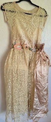 antique dress  1920s -30s   Robe de Style   featuring a intricate floral motif 