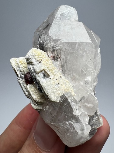 75g Terminated Spessartite Crystal w/ Mica & Rutile on Quartz – Pakistan - Foto 8 di 16