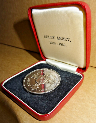 SELBY ABBEY 1069-1969 SILVER COMMEMORATIVE COIN - IN ORIGINAL BOX - Picture 4 of 7