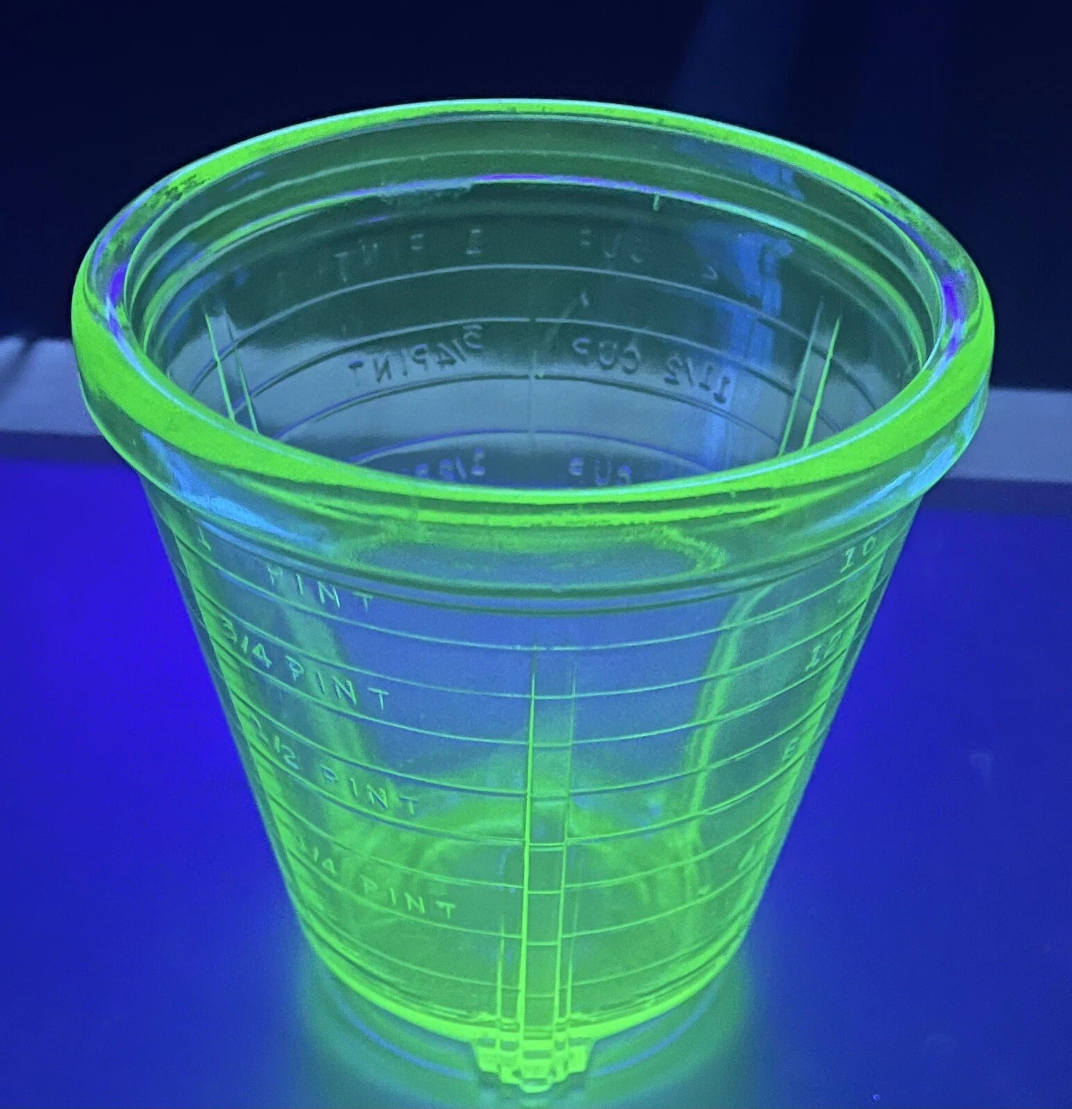 Vidrio Product 2 Cup 16 oz 1 Pint Green Uranium Depression Glass Measuring VTG
