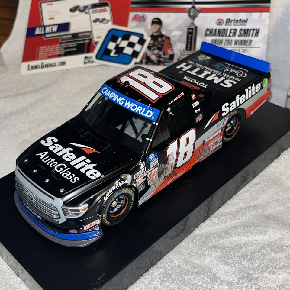 2021 #18 Chandler Smith Safelite Bristol Truck Raced Win 1/24 NASCAR Diecast - Image 3 of 4
