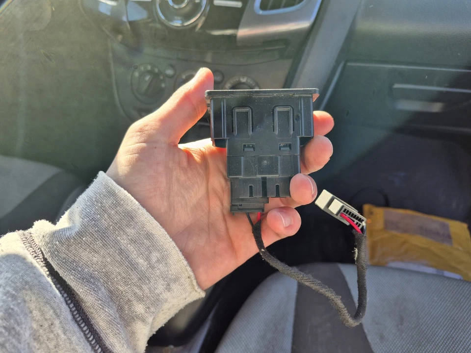 Tomada auxiliar instrumento Ford Focus 2017 soquete USB receptáculo HU5T-14F014-AB - Imagem 2 de 4