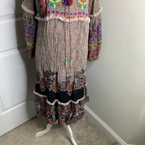 Anthropologie Raga Boho bestickt Maxikleid Bauern Blumen Quaste Cottagecore - Bild 3 von 7