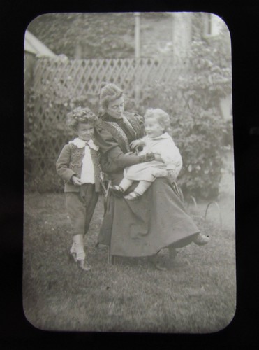 Glas Magische Laterne Dia EDWARDIANISCHE DAME SITZEND MIT KINDERN UM 1910
