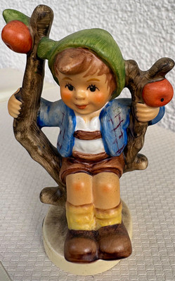 Goebel Porzellanfigur Junge auf Astschaukel mit Äpfeln handbemalt 2005