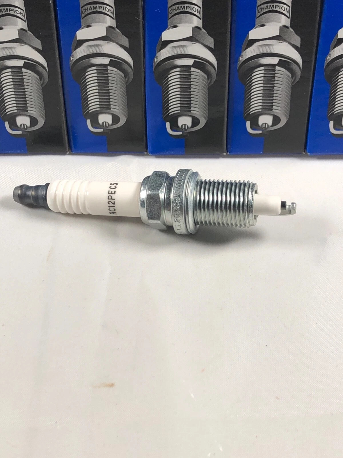 2x Champion 3034 Platinum Spark Plugs Jeep Wrangler, CJ5, CJ7 2.5L L4, 4.2L L6