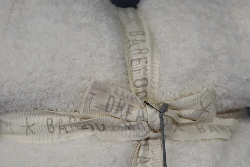 Manta barefoot dreams CozyChic™ en crema Foto 4 de 4