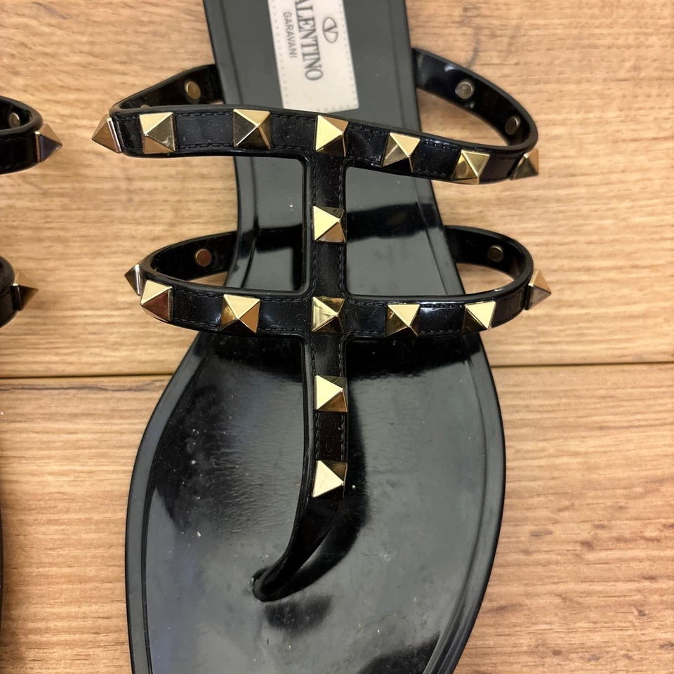 Sandalia VALENTINO GARAVANI Rockstud con correa en T plana deslizable para mujer talla 38 negra gelatina Foto 3 de 4