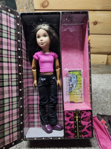 Mattel Teen Trends Kianna doll with closet case and accessories 2005. - Picture 3 of 16