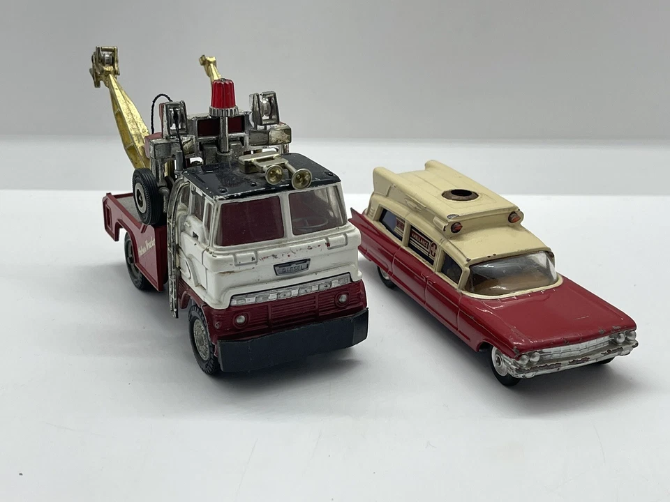 Lot of 2 Corgi Major Toys 1142 Holmes Wrecker & 437 Cadillac Superior Ambulance - Image 2 of 4