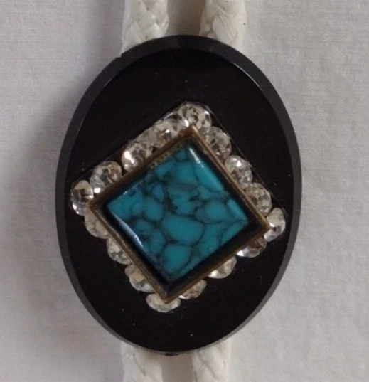 Corbata Bolo Blanca con Base Negra y Turquesa y Diamantes de Imitación Slide Foto 2 de 3