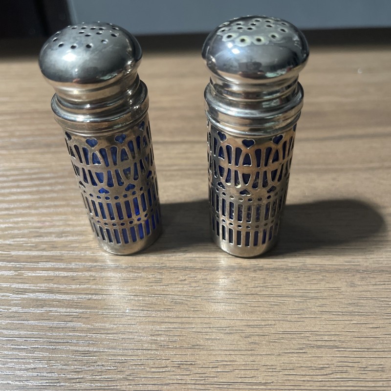 Mid 20th Century Rogers Silver Plate Salt and Pepper Shakers - 2 Pieces UK