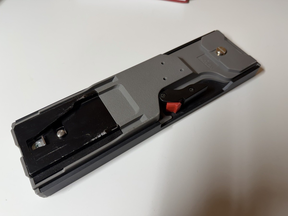 VCT-U14-F SONY-style Quick Release Plate TRIPOD Adapter - Good
