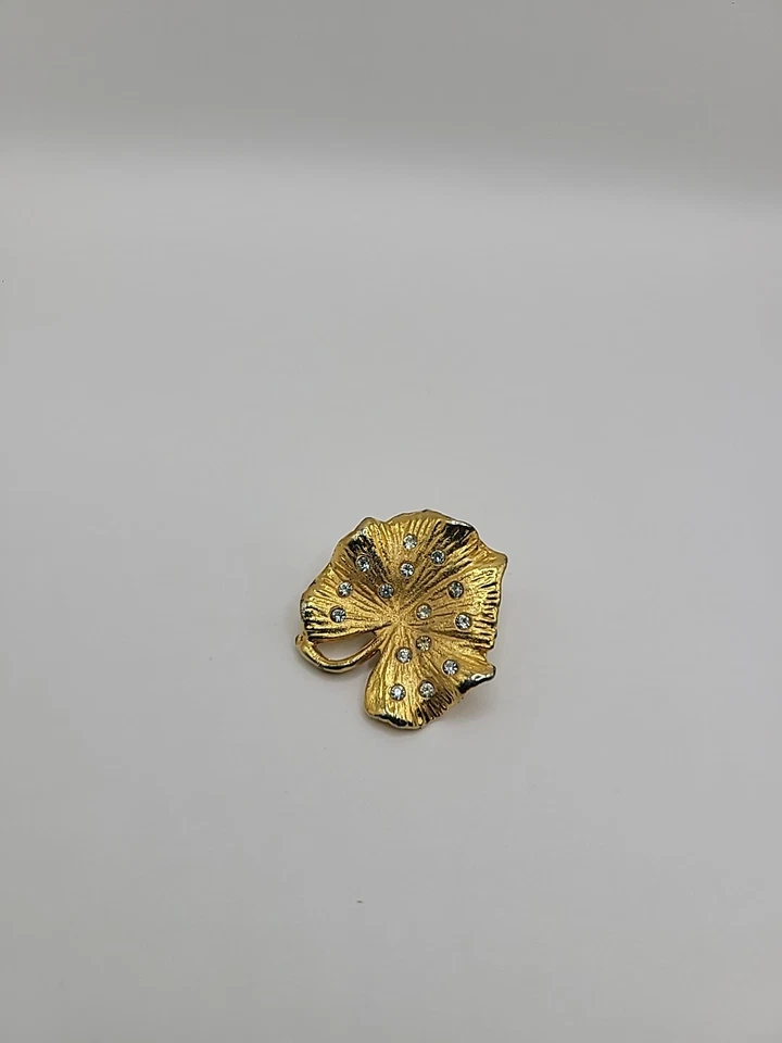 Vintage Brooch Pin Gold Tone Leaf Flower Crystals White Jewelry Costume - Image 3 of 4