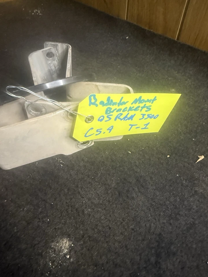 Нижние опорные кронштейны для дизельного радиатора 2003–2007 Dodge Ram 2500 3500 5,9 Cummins - Изображение 2 из 4