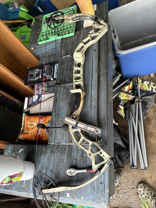 Diamond Outlaw LH 60# 29”compound Bow