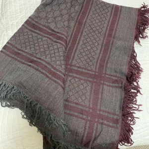 Foulard carré gris et violet GUCCI environ 120 cm 47 pouces unisexe