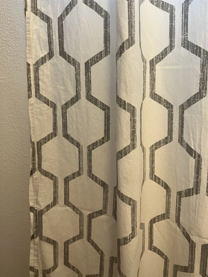 TOMMY HILFIGER GRIS Y BLANCO (2) PANELES SIN FORRO CORTINAS 50 X 84 Hexágono Foto 3 de 4