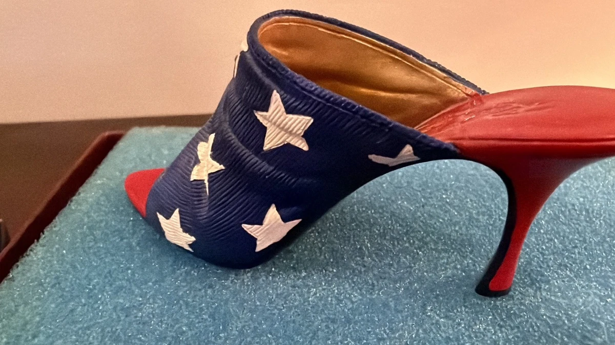 Preços baixos em Just The Right shoe Willitts Esculturas e