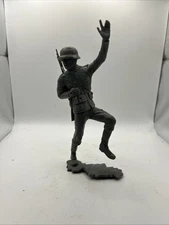 VINTAGE 1963 LOUIS MARX & CO WWII US COMBAT SOLDIER 6" Running Yelling Arm Up
