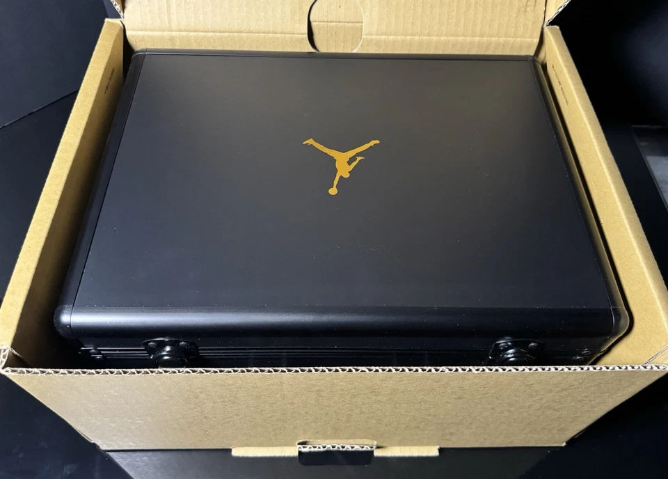 Jordan AJNT 23 Negro Metálico Dorado 2020 Estuche Rígido, Estuche Caja, Talla 10 Foto 4 de 4